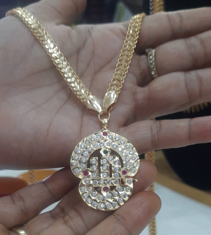 impon om dollar with heartin broad chain