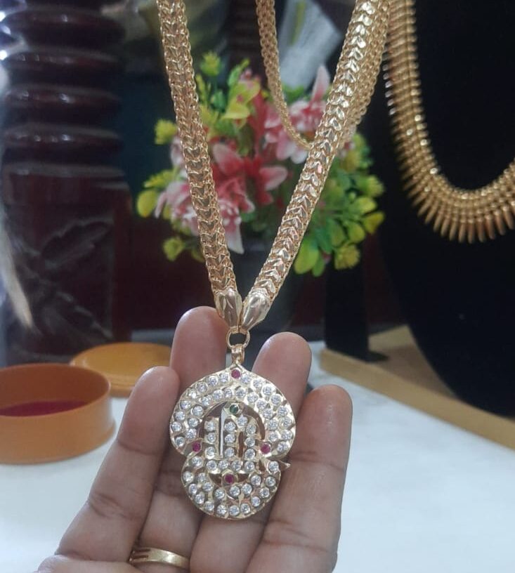 impon om dollar with heartin broad chain - Image 3