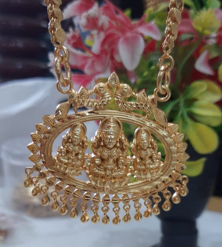 FORMING GOLD LAKSHMI AMMAN DOLLAR CHAIN 26 INCH - Image 3