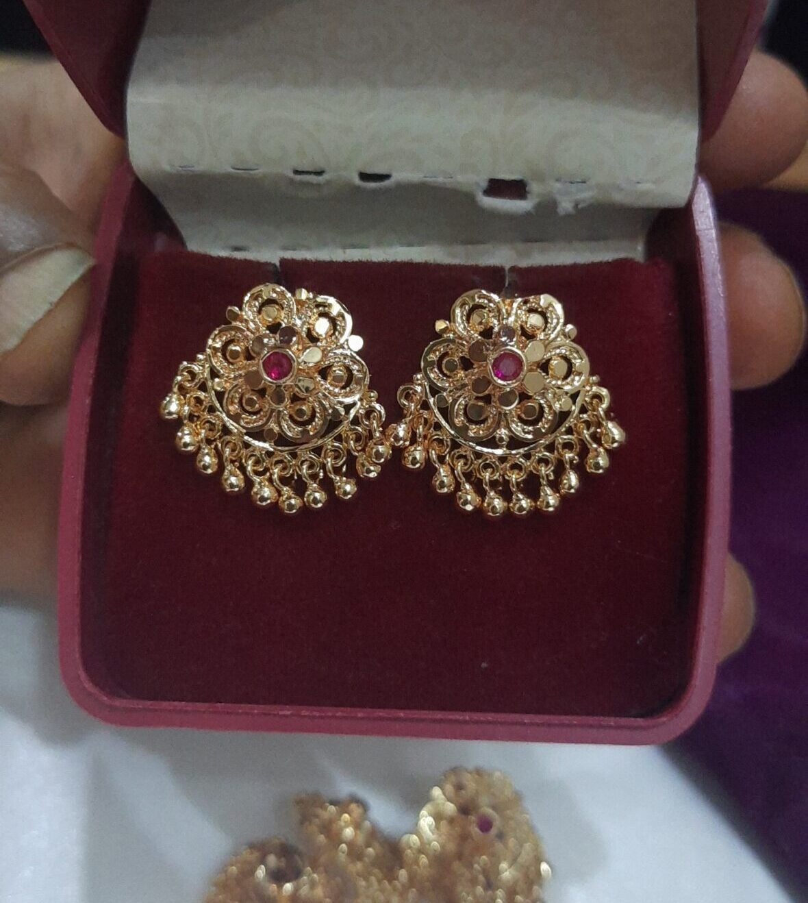 Gold Look stud - Image 3