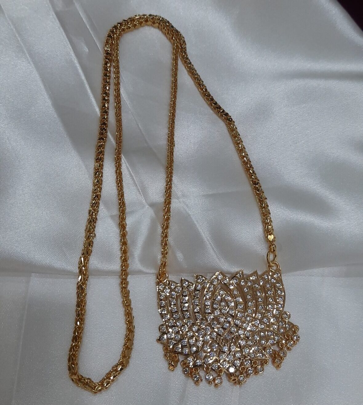 iImpon Lotus Dollar Chain 32 inch - Image 3