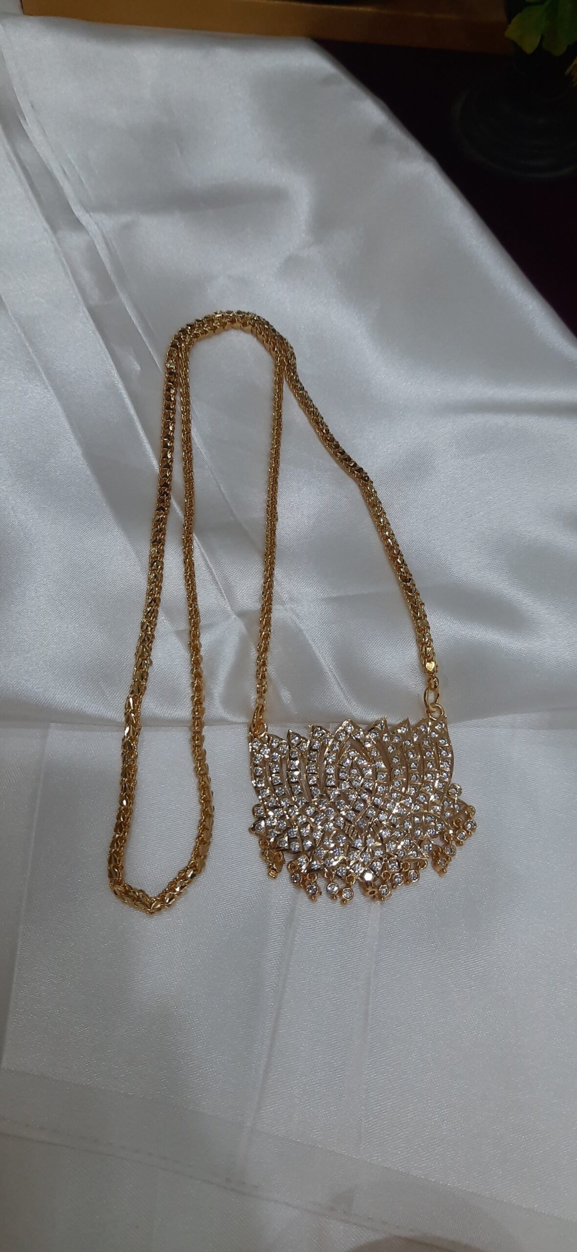 iImpon Lotus Dollar Chain 32 inch - Image 3