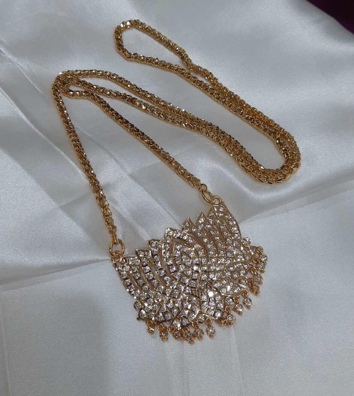 iImpon Lotus Dollar Chain 32 inch