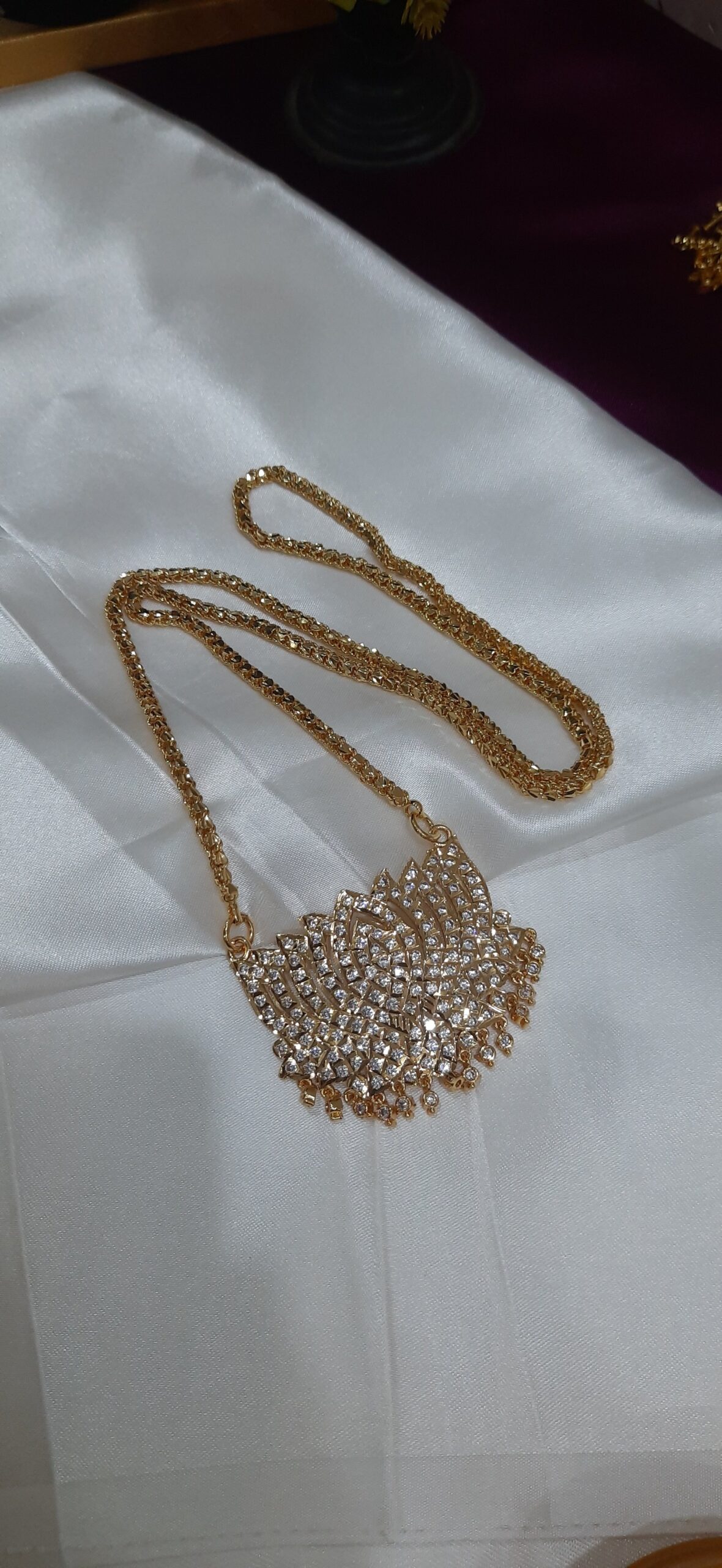 iImpon Lotus Dollar Chain 32 inch